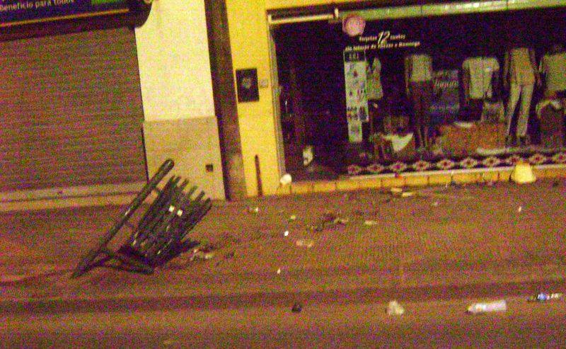 La basura se desparramó sobre la vereda.