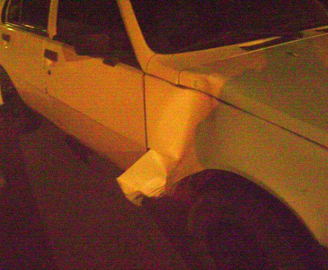 El Renault resultó con un golpe en su lateral.