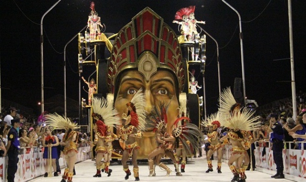 La comparsa del Centro Cultural Sirio Libanés presentó “Tonatiuh”, tema enfocado en la cosmovisión azteca de la creación del universo. Foto El Día/InfoGEI