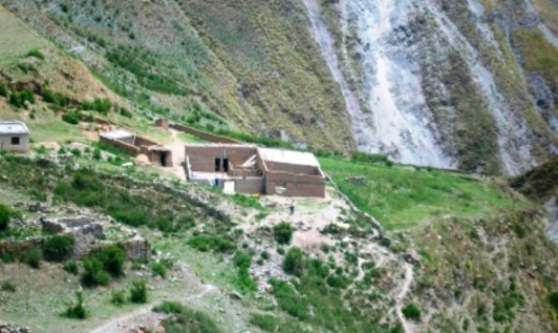 La escuela de Sala Esculla, en Iruya, tiene un teléfono satelital con el cual dieron aviso al hospital, pero no pudieron ir a buscarla. Foto Archivo