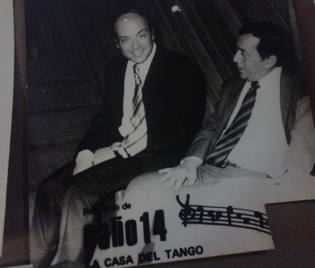 Maco con Atilo Stamponi sentados en la publicidad de Caño 14