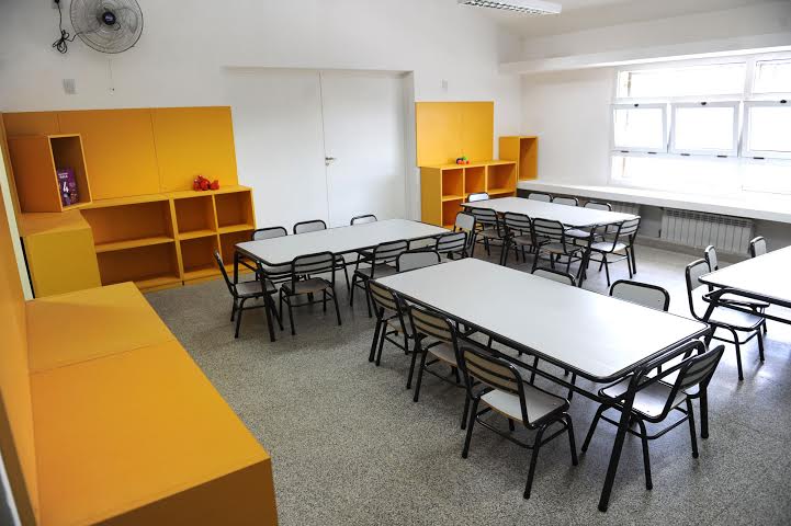El 90 % de los muebles que se distribuyen en las escuelas son de color