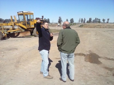 Genoud junto al intendente de Ramallo analizando el tema basural