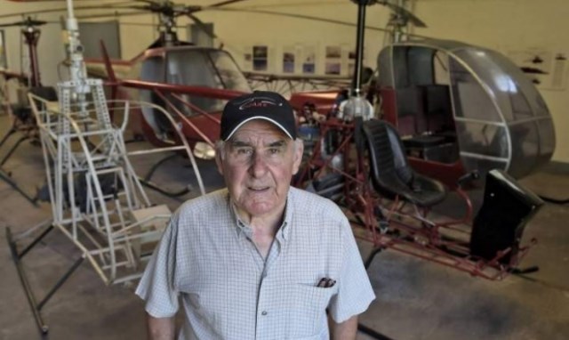 Don Cicaré, dos de sus hijos y unos 30 obreros e ingenieros son los únicos productores en Latinoamérica de helicópteros ultralivianos. Foto AbcSaladillo/InfoGEI