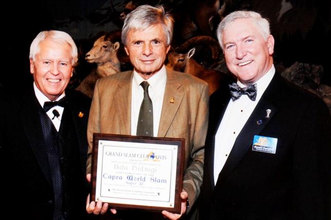 El húngaro posa con la distinción "Capra World Slam", un premio por haber matado a más de 30 distintas especies de cabras. Foto: Red Yaguareté