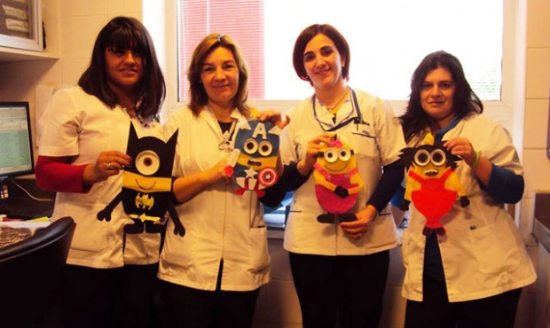 Entre otros, los muñecos son utilizados para tapar el suero de los niños que deben hacerse quimioterapia. Foto: Huarpe / InfoGEI