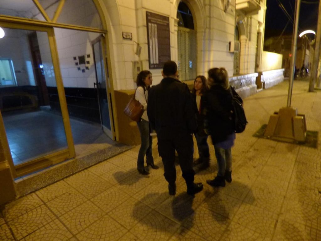 el-acusado-fue-aprehendido-mientras-se-hallaba-en-la-vereda-de-la-comisaria
