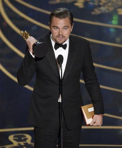Leonardo DiCaprio acepta el Oscar al mejor actor por su trabajo en The Revenant, el domingo 28 de febrero del 2016 en el Teatro Dolby de Los Angeles. (Foto por Chris Pizzello/Invision/AP)