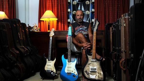 Hombre de guitarras. Héctor Starc atesora instrumentos y equipos que llevan grabados a fuego la historia del rock de acá. (Foto: Lucía Merle)