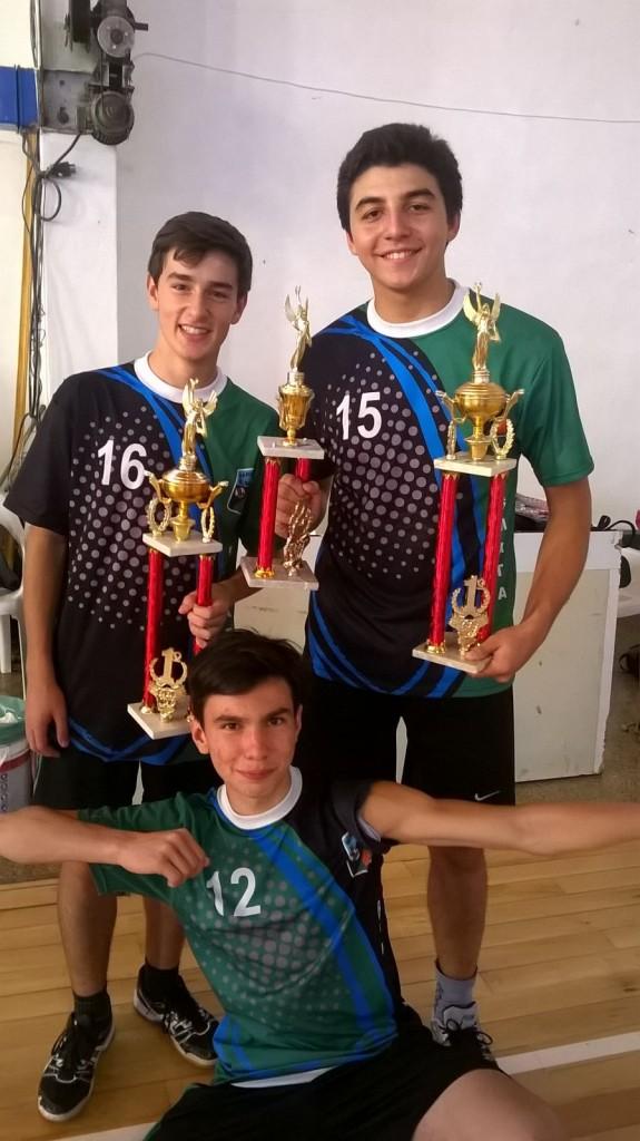 Los capitanes Luciano León s15 y Carlos Garrido S17 con sus respectivos trofeos
