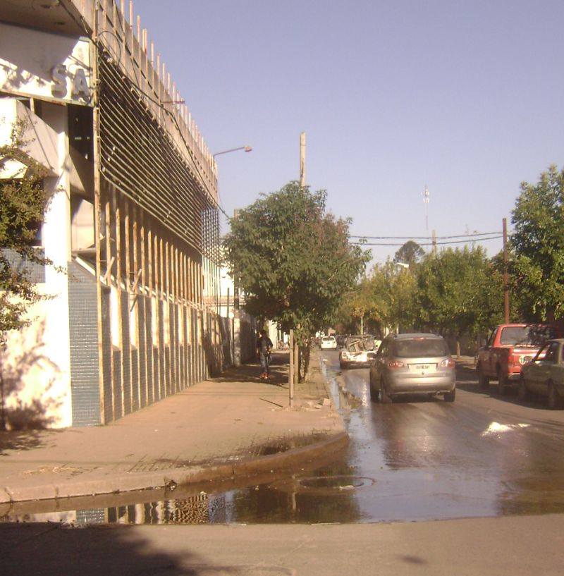 En la esquina de EDEN se acumula agua en la calle.