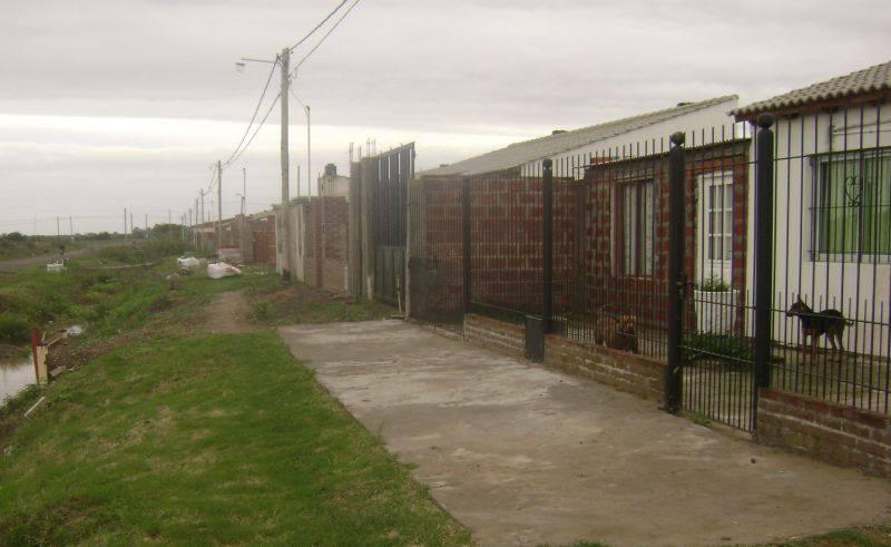 El zanjón está ubicado frente a las casas de las familias del barrio.
