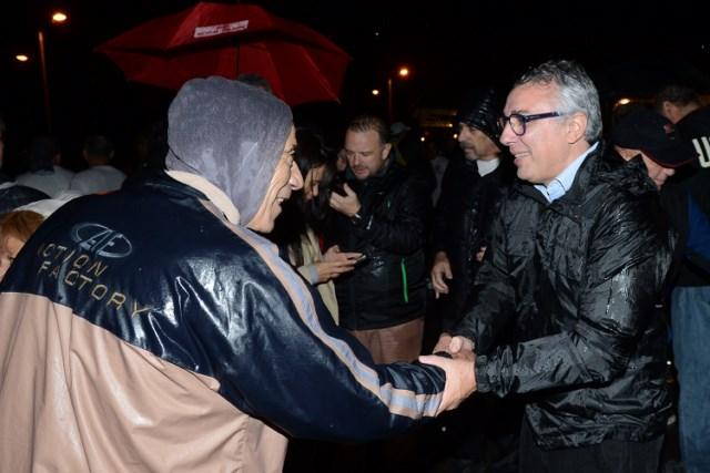 2 SALUDO DE VECINO A JULIO ZAMORA EN LA MARATON [640x480]