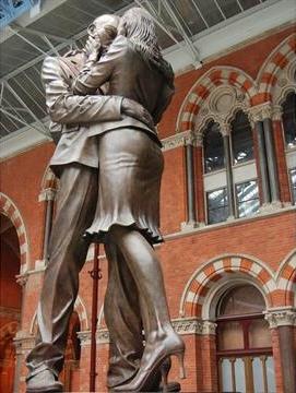 La estatua The Meeting Place, en la estación St Pancras de Londres Pixabay