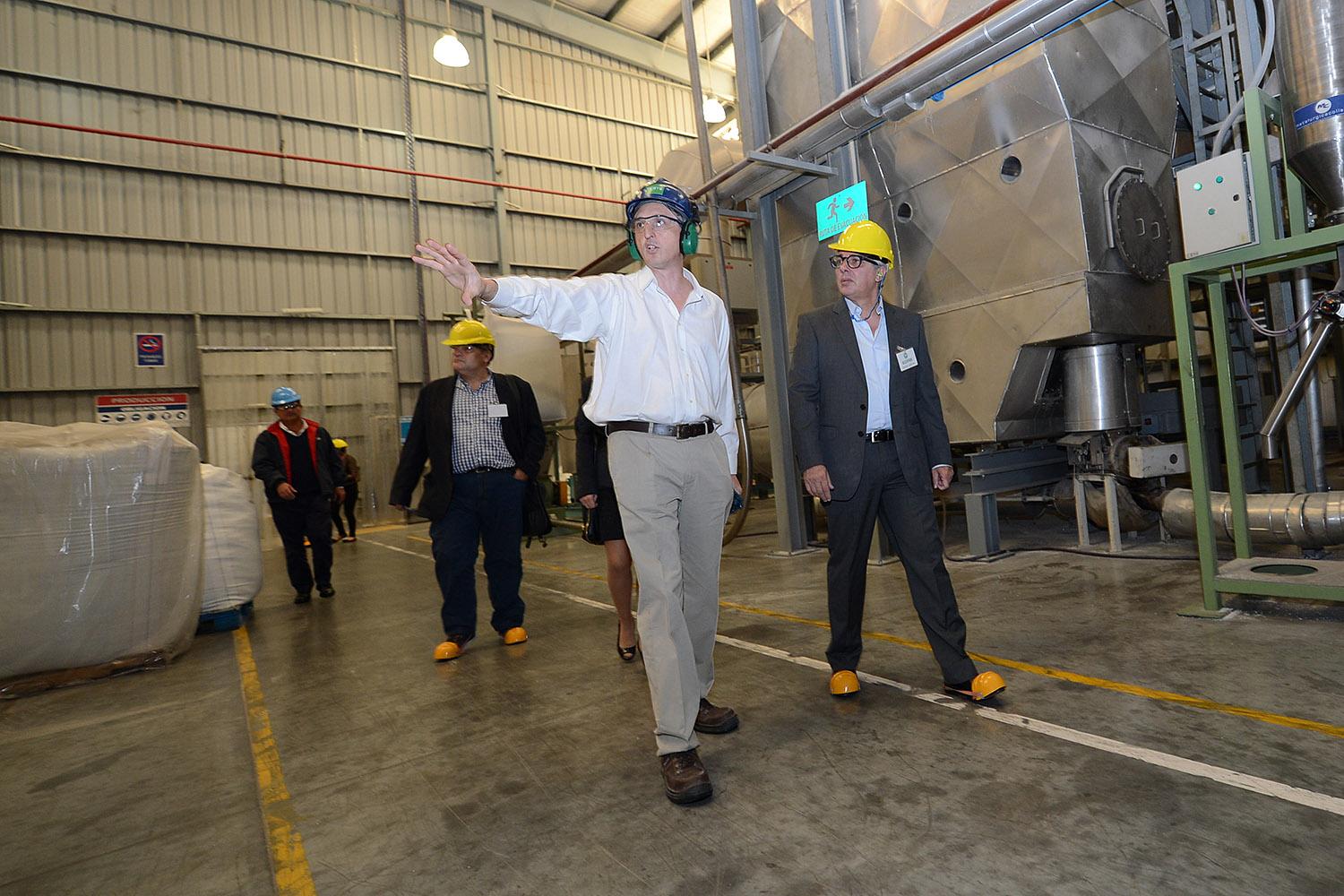 julio zamora recorrio la planta de ecopek en pacheco (6)