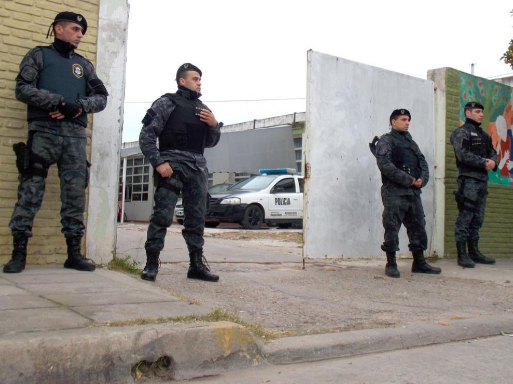 El Grupo GAD custodia el Instituto Sarmiento, donde quedaron a resguardo los menores.