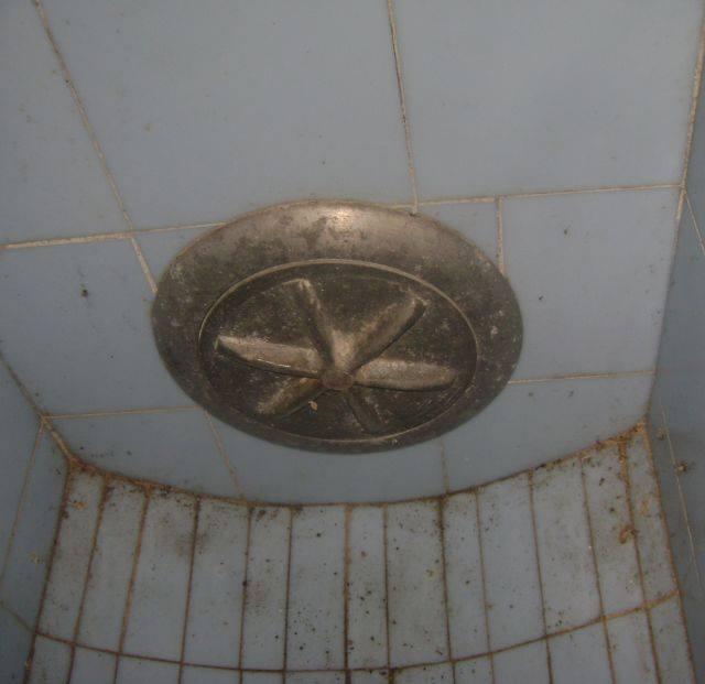 La turbina estaba sobre un lateral, nótense los azulejos que revisten.