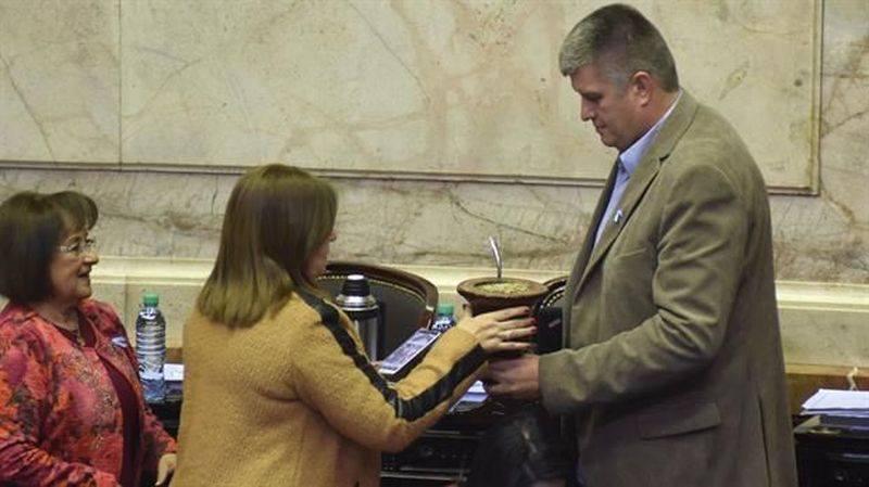 Un diputado misionero, en el parlamento, hace honor a la tradición matera.