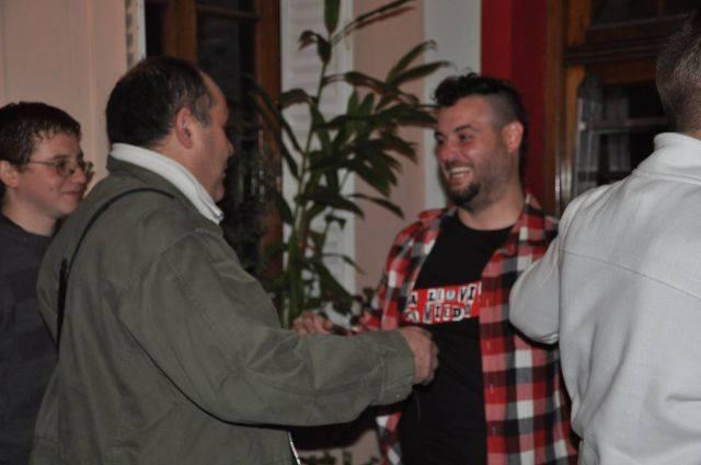 Lauro Barbi, a quien se lo observa muy feliz, recibe el saludo de un amigo tras el estreno de su documental en el local "Gradisca" de San Telmo.