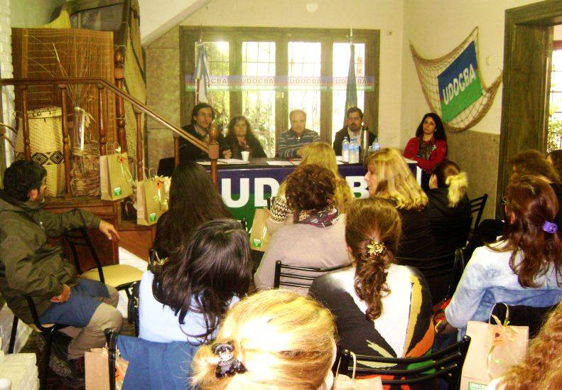 Una vista de la charla de los dirigentes con docentes locales.