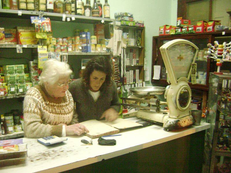Madre e hija, las actuales responsables del comercio.