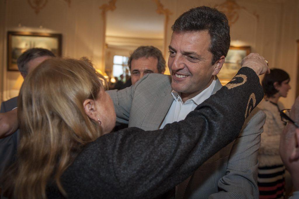 Una visita inesperada en la residencia argentina en Paris. SErgio Massa fue a saludar a la canciuler Susana Malcorra y en Paris.