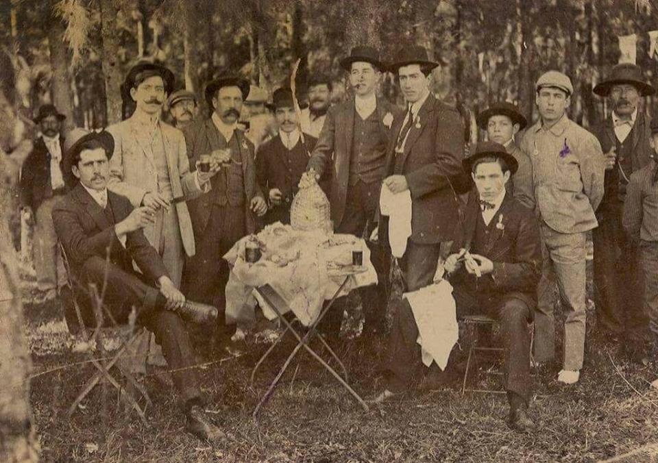 Un grupo de vecinos, entre ellos varios concejales, fotografiados cerca del año 1920.
