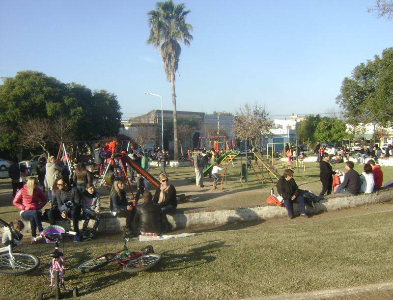 La plaza, siempre con mucha gente.