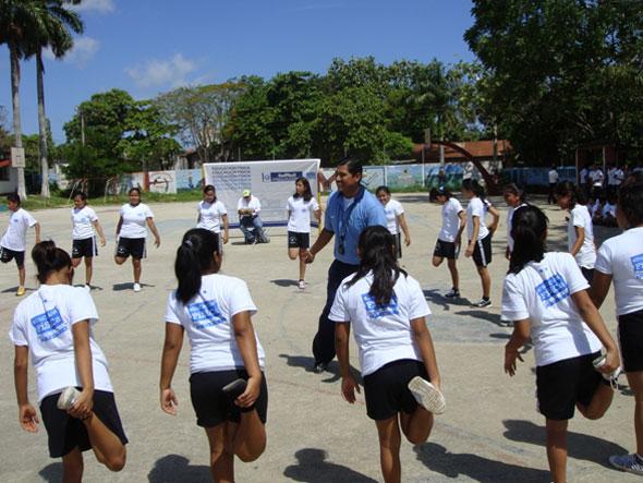 Maestro-de-Educacion-Fisica-en-plena-actividad-docente