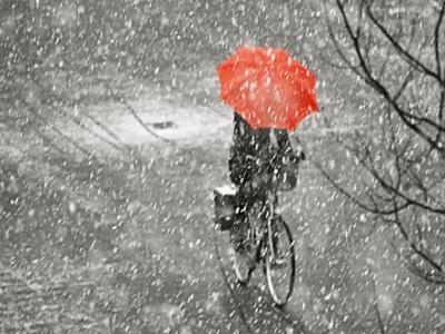 Hombre-con-sombrilla-en-la-lluvia-938_400x300-1