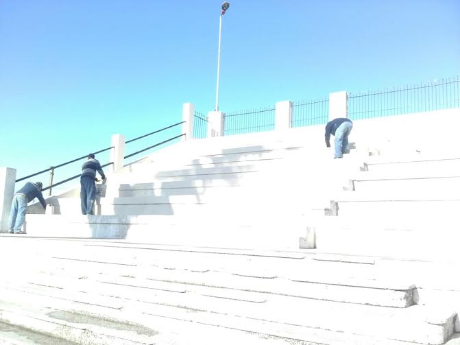 La tribuna repintada de blanco
