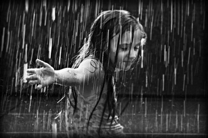 chica bajo la lluvia (1)