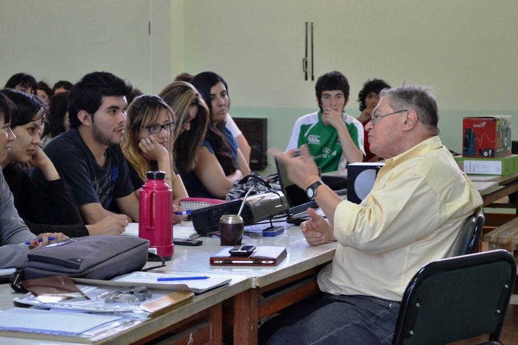 roberto-vacca-con-alumnos-del-departamento1