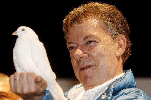 epa05574188 (FILE) A file picture dated 08 June 2014 shows Colombian president Juan Manuel Santos holding a white pigeon during the closing of his campaing in Rionegro, Colombia. Santos has won the 2016 Nobel Peace Prize, the Royal Academy of Sciences in Stockholm, Sweden, announced on 07 October 2016. EPA/LUIS EDUARDO NORIEGA