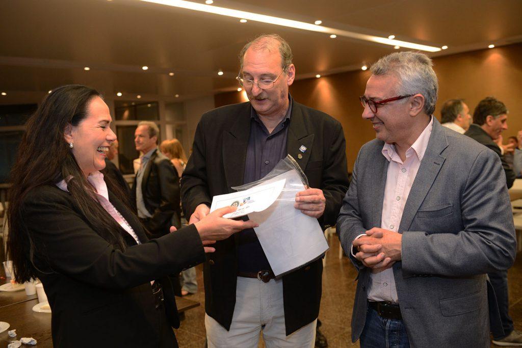 4-entrega-diploma-becaria-del-rotary