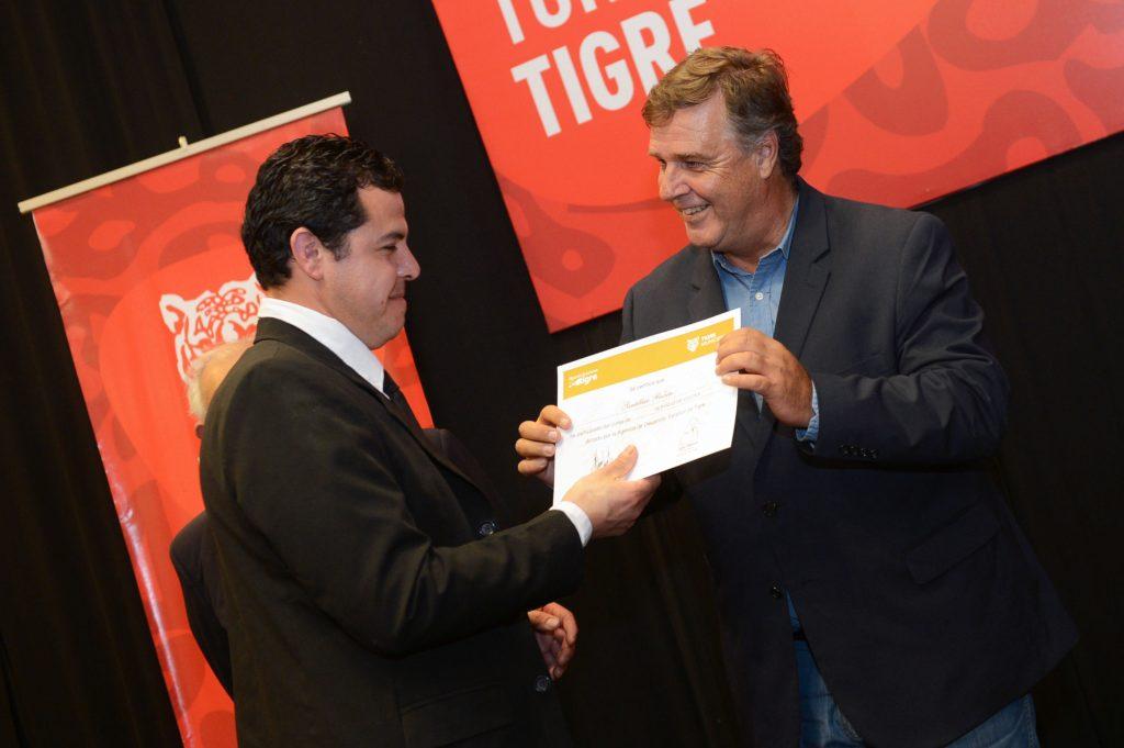 5-adelinet-entregando-diploma