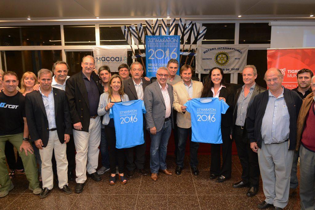 5-grupal-con-camisetas